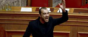 Der Abgeordnete Panagiotis Iliopoulos von der rechtsradikalen Partei Chryssi Avghi (Morgenröte) brüllt den Sozialisten entgegen, sie seien "nutzloses Vieh". Nach diesen Beleidigungen wurde es aus dem Parlament verwiesen. 