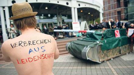 Angriffslustig. Mit Panzermodellen protestieren Aktivisten gegen die Rüstungsinvestments der Deutschen Bank. 