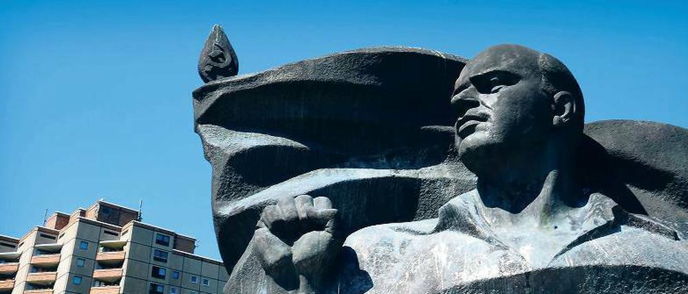 Rund um Thälmanns Denkmal errichtete die DDR 1987 eine Muster-Plattenbausiedlung. Heute entspannen sich viele Prenzlauer Berger im Park am Planetarium.