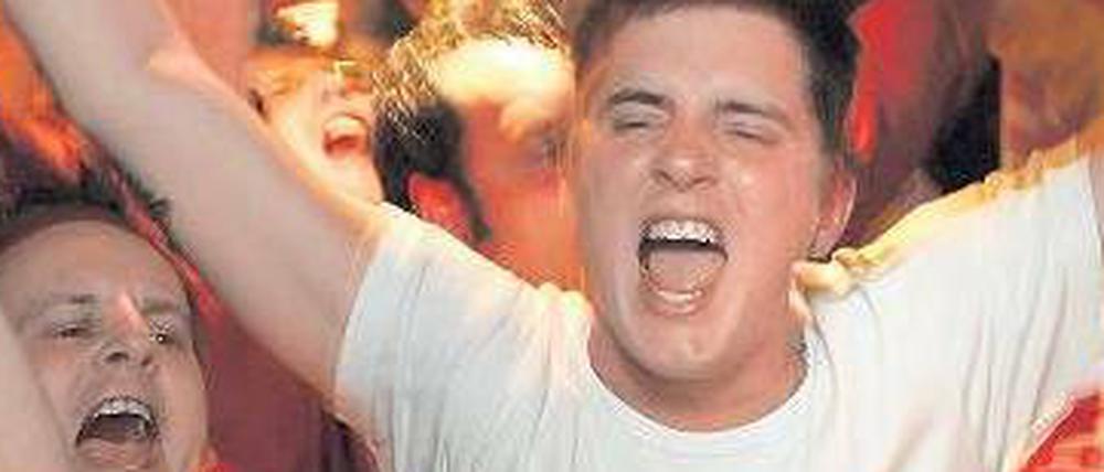 Jubelnde Fans in einem Pub.