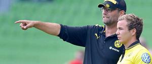 Hofft auf seine Unterstützung. Doch momentan sieht es nicht so gut aus für Jürgen Klopps (links) Offensivstrategen Mario Götze.