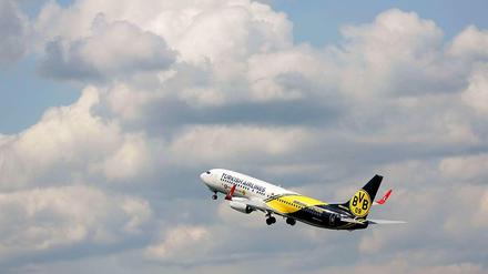 Ein Flugzeug von "Turkish Airlines" mit dem Logo von Borussia Dortmund. 