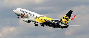 Ein Flugzeug von "Turkish Airlines" mit dem Logo von Borussia Dortmund. 