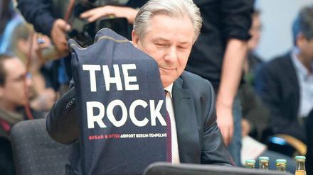 Er fliegt auf Tempelhof. Klaus Wowereit kann mit dem Großflughafen Schönefeld nicht landen. Aber für die Modemesse Bread and Butter im ehemaligen Flughafen Tempelhof warb der Regierende Bürgermeister am Freitag im BER-Untersuchungsausschuss mit einer Tasche. Immerhin war es ihm gelungen, die Messe nach Berlin zurückzuholen. 