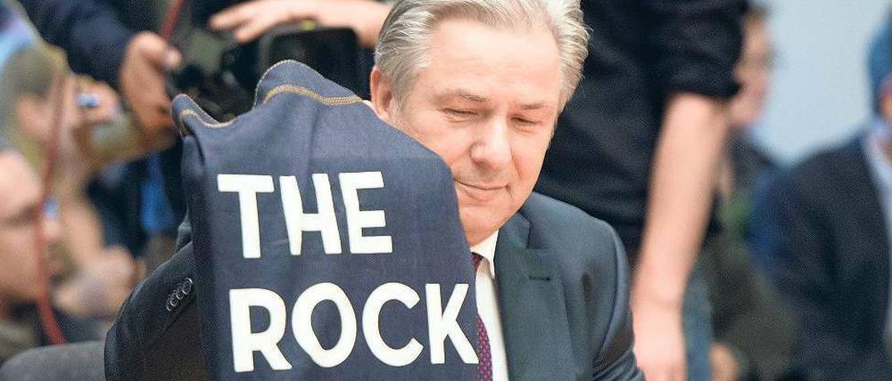 Er fliegt auf Tempelhof. Klaus Wowereit kann mit dem Großflughafen Schönefeld nicht landen. Aber für die Modemesse Bread and Butter im ehemaligen Flughafen Tempelhof warb der Regierende Bürgermeister am Freitag im BER-Untersuchungsausschuss mit einer Tasche. Immerhin war es ihm gelungen, die Messe nach Berlin zurückzuholen. 