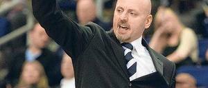 Er darf dirigieren. Sasa Obradovic steht weiter bei Alba an der Seitenlinie. Foto: dpa