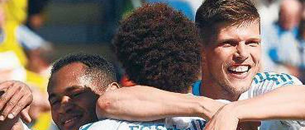 Freudentaumel zu dritt: Die Schalker Raffael, Jermaine Jones und Klaas-Jan Huntelaar (von links) bejubeln das 2:1.
