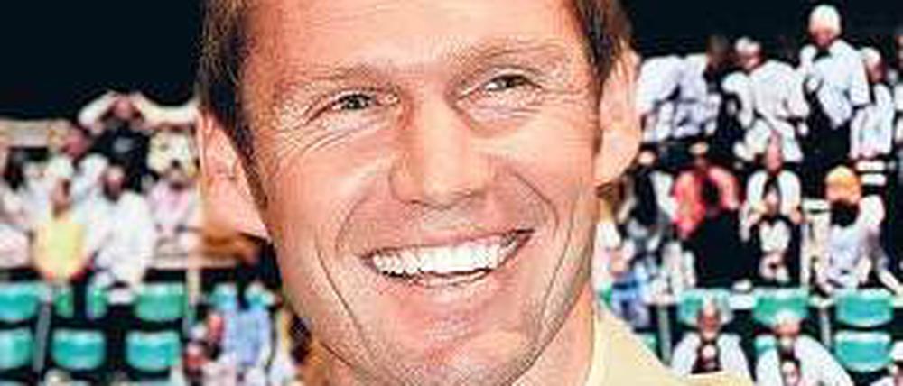 Schnäppchenjäger Schüttler. Der Ex-Profi ist Organisator des Turniers. Foto: dpa