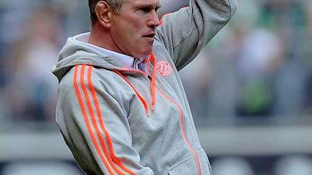 In Torero-Manier: Jupp Heynckes an alter Wirkungsstätte.