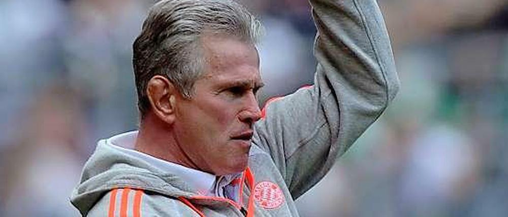In Torero-Manier: Jupp Heynckes an alter Wirkungsstätte.