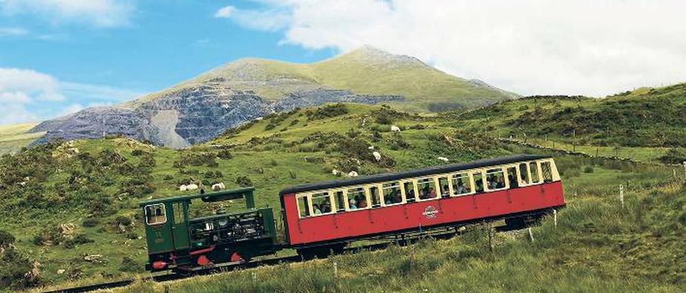Aufwärts schieben, abwärts ziehen. So funktioniert die Zahnradlok der Snowdon Mountain Railway, die den Waggon zum Gipfel bringt.