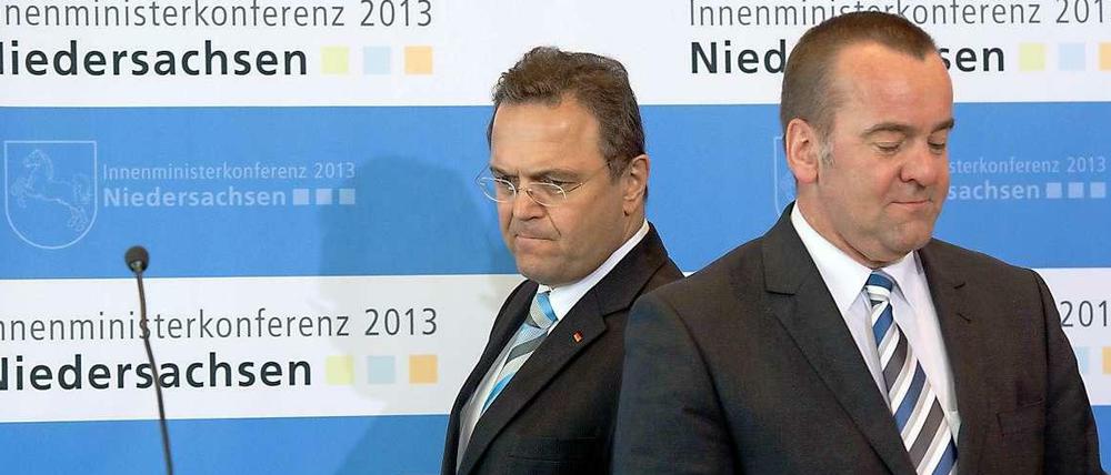 Innenministerkonferenz (IMK) in Hannover: Bundesinnenminister Hans-Peter Friedrich (links) will mehr Macht für das Bundesamt für Verfassungsschutz. Noedersachsens Innenminister Boris Pistorius (rechts) zeigt sich "befremdet".