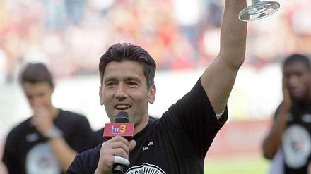 Mehr als halbvoll: Oka Nikolov feiert Eintrachts Einzug ins internationale Geschäft und seine Vertragsverlängerung um ein Jahr.