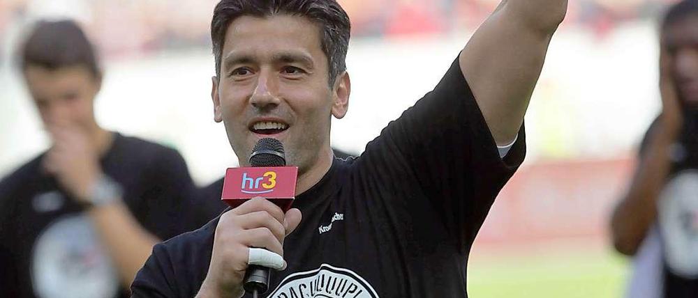 Mehr als halbvoll: Oka Nikolov feiert Eintrachts Einzug ins internationale Geschäft und seine Vertragsverlängerung um ein Jahr.