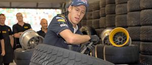 Immer Arbeit mit den Reifen für Weltmeister Sebastian Vettel. 