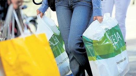 In Shoppinglaune. Die deutschen Verbraucher sind derzeit die wichtigste Stütze der hiesigen Wirtschaft. Das Konsumklima stieg auf den höchsten Stand seit 2007. Foto: dpa