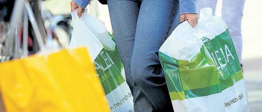In Shoppinglaune. Die deutschen Verbraucher sind derzeit die wichtigste Stütze der hiesigen Wirtschaft. Das Konsumklima stieg auf den höchsten Stand seit 2007. Foto: dpa