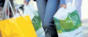 In Shoppinglaune. Die deutschen Verbraucher sind derzeit die wichtigste Stütze der hiesigen Wirtschaft. Das Konsumklima stieg auf den höchsten Stand seit 2007. Foto: dpa