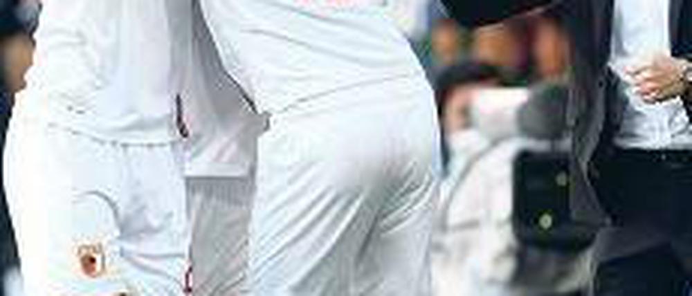 Jubeltraube. Augsburgs Spieler feiern, Manager Stefan Reuter feiert mit. Foto: AFP