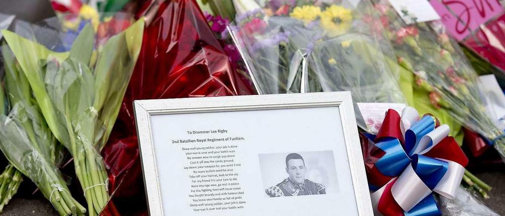 Nach mutmaßlicher Terrorattacke in London: Blumen am Tatort niedergelegt.