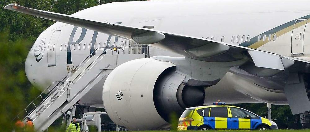 Ein britischer Kampfjet hat ein Flugzeug der pakistanischen Fluglinie PIA nach London begleitet - zwei Männer wurden festgenommen.