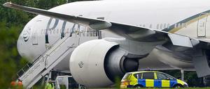 Ein britischer Kampfjet hat ein Flugzeug der pakistanischen Fluglinie PIA nach London begleitet - zwei Männer wurden festgenommen.