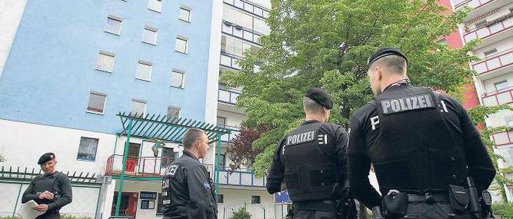 Im Einsatz. Als das Mädchen in Hellersdorf verschwand, suchte die Polizei den Kiez an der Ernst-Bloch-Straße ab. Foto: dpa/Wolfgang Kumm