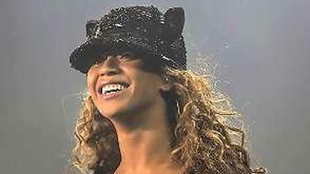 Beyoncé strahlt auf der Bühne in der O2-Arena. Die Stimmung bei ihrer "Mrs. Carter Show World Tour 2013" in Berlin war so gut, dass sie sich entschied, ein Zusatzkonzert zu geben.