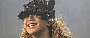 Beyoncé strahlt auf der Bühne in der O2-Arena. Die Stimmung bei ihrer "Mrs. Carter Show World Tour 2013" in Berlin war so gut, dass sie sich entschied, ein Zusatzkonzert zu geben.
