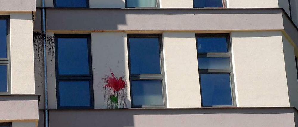 Kleckse des Anstoßes. Wie hier in Kreuzberg gab es zuletzt immer wieder Farbbeutelanschläge auf Neubauten oder frisch sanierte Häuser.