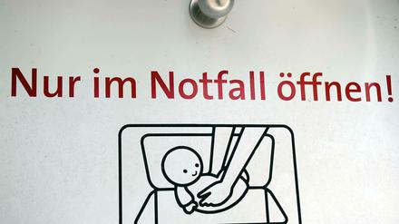 Eine Berliner Babyklappe: Diese Klappe ist an der Außenwand eines Krankenhauses im Stadtteil Neukölln angebracht.
