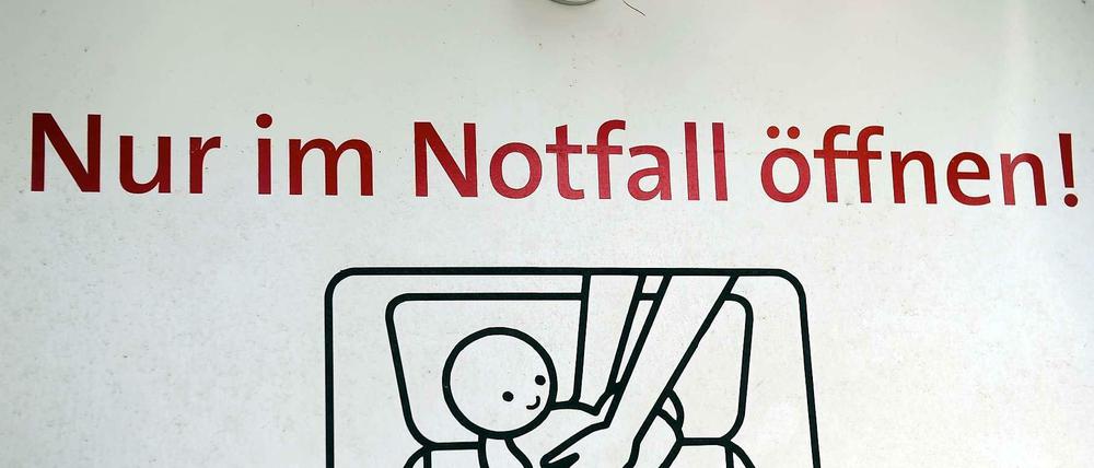 Eine Berliner Babyklappe: Diese Klappe ist an der Außenwand eines Krankenhauses im Stadtteil Neukölln angebracht.