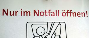 Eine Berliner Babyklappe: Diese Klappe ist an der Außenwand eines Krankenhauses im Stadtteil Neukölln angebracht.