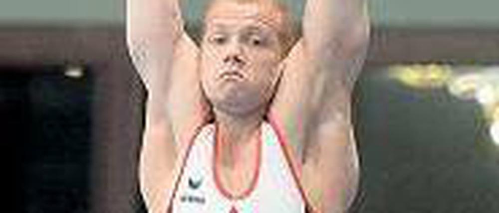 Hängepartie. Fabian Hambüchen verpasste erstmals seit 2005 einen nationalen Meistertitel in einem Gerätefinale. Foto: dpa
