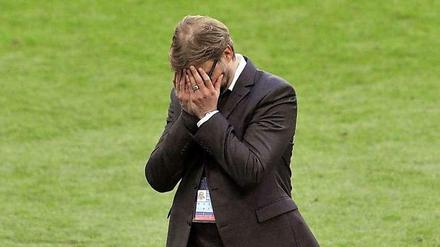 Dortmund-Trainer Jürgen Klopp hält sich die Hände vor das Gesicht.
