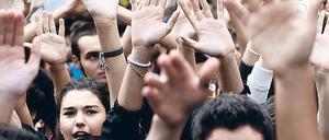 Massenbewegung. Gerade in Italien und Spanien finden viele junge Menschen keine Arbeit. Immer wieder gehen sie auf die Straße, um auf das Problem aufmerksam zu machen. 