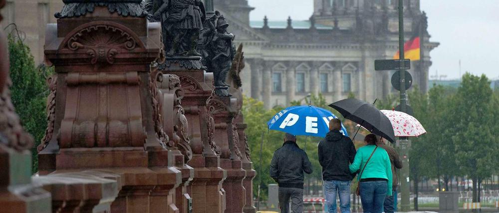 Das Wochenende endet so, wie es begann: Trübe und regnerisch.