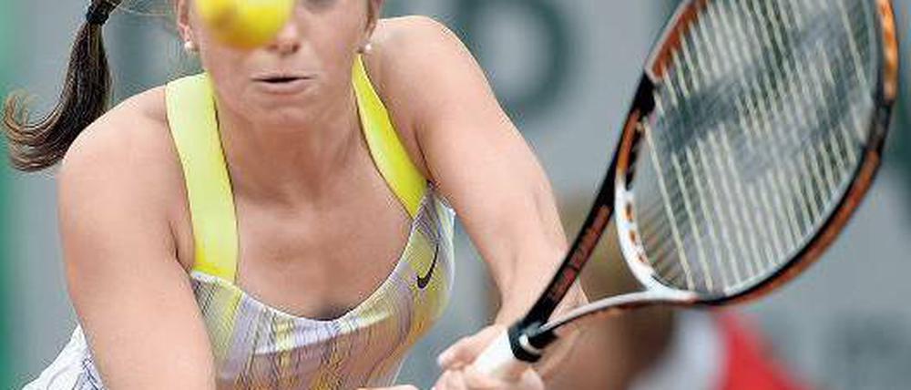 Aufgestiegen. Annika Beck gewann 2012 den Juniorinnenwettbewerb bei den French Open in Paris. In diesem Jahr tritt sie erstmals bei den Frauen an – und überstand ihr Auftaktspiel problemlos. Foto: AFP