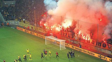 Feuer und Flamme. Dresdens Fans feierten trotz Verbots den Klassenerhalt ihres Vereins mit bengalischen Fackeln. Ansonsten gab es aber keine nennenswerten Vorfälle. Foto: dpa