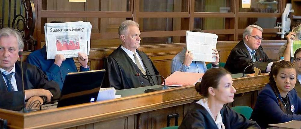 Drei Angeklagte am zweiten Prozesstag am 23.05.2013 um die tödliche Prügelattacke gegen Jonny K. Im Schwurgerichtssaal 700 des Landgerichts Berlin sitzt auch Jonnys Schwester Tina K. 