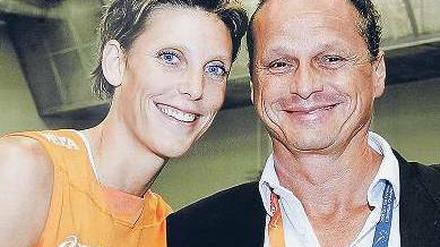 Die Volleyballerin Ingrid Visser und ihr ebenfalls ermordeter Lebensgefährte Lodewijk Severein auf einem Suchplakat. 