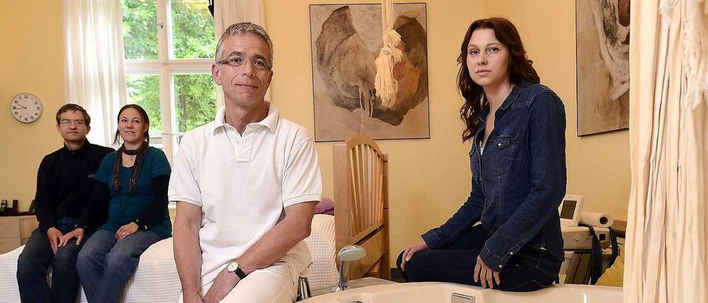 Frauenarzt Peter Rott mit Hebamme und einer Patientin