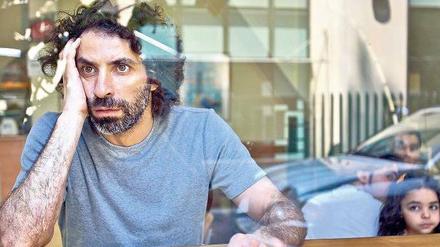Intensiv. Rabih Mroué ist Gast im HAU. Diesmal tritt er in Berlin auch als Musiker auf.