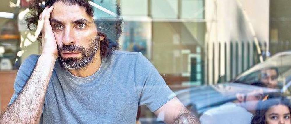 Intensiv. Rabih Mroué ist Gast im HAU. Diesmal tritt er in Berlin auch als Musiker auf.