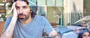 Intensiv. Rabih Mroué ist Gast im HAU. Diesmal tritt er in Berlin auch als Musiker auf.