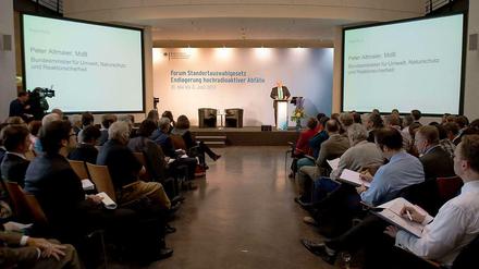 Bürger und Experten lauschen dem Minister bei der Eröffnung des Forums.
