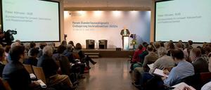 Bürger und Experten lauschen dem Minister bei der Eröffnung des Forums.