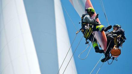 Wartungsarbeiten an einem Windrad in Brandenburg. Ob der Windstrom an Land an guten Standorten oder näher an den Verbrauchern ausgebaut wird, hat kaum Einfluss auf die Gesamtkosten beim Ausbau erneuerbarer Energien. 