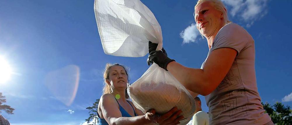 Sandsäcke gegen die Wassermassen: Während hier die Hilfsbereitschaft in den betroffenen Gebieten enorm ist, spenden die Deutschen weniger als bei der Flutkatastrophe von 2002. 