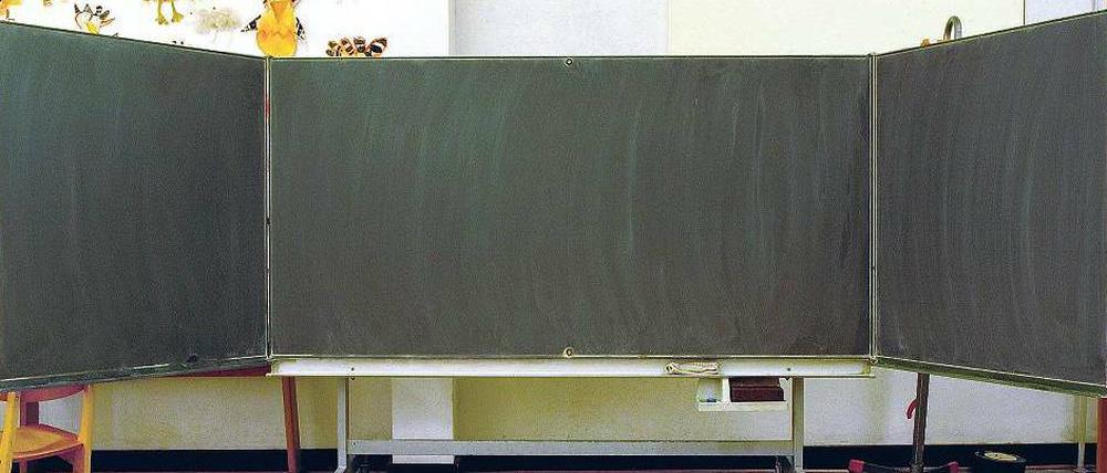 Leere Tafel in einem Klassenzimmer.